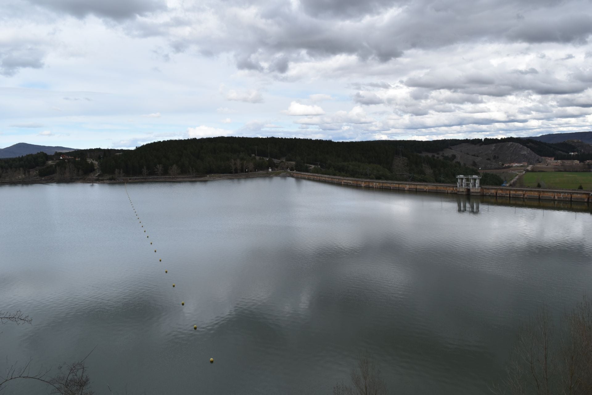 Así de lleno está el embalse de Aguilar