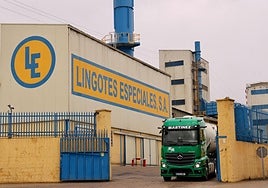 Un camión saliendo este martes de la factoría de Lingotes Especiales en Valladolid.