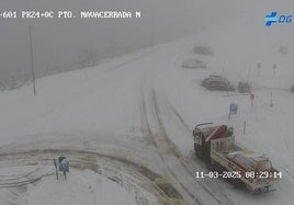 Alto de Navacerrada, totalmente cubierto de nieve, en el límite entre Segovia y Madrid.