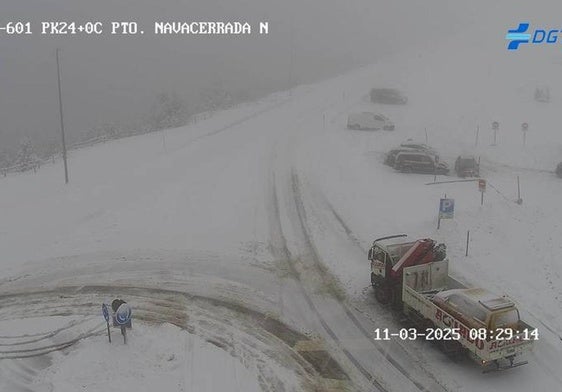 Alto de Navacerrada, totalmente cubierto de nieve, en el límite entre Segovia y Madrid.