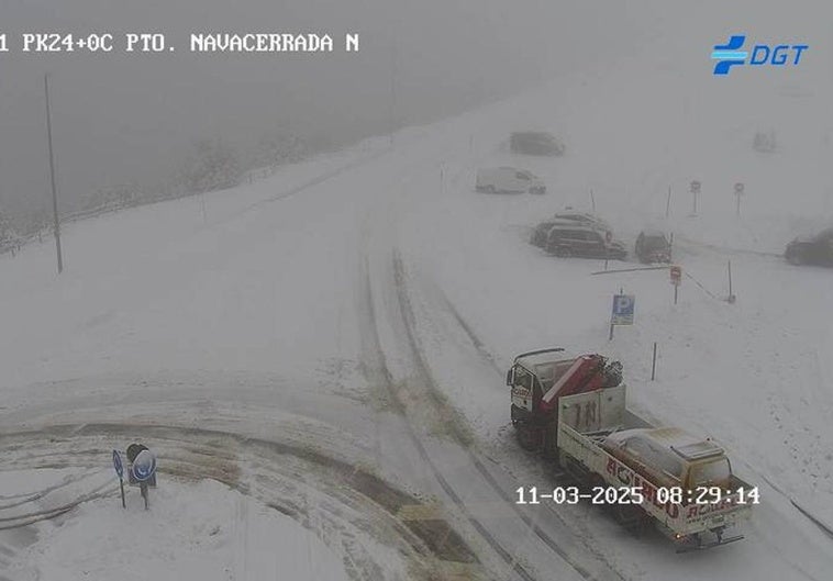 Alto de Navacerrada, totalmente cubierto de nieve, en el límite entre Segovia y Madrid.