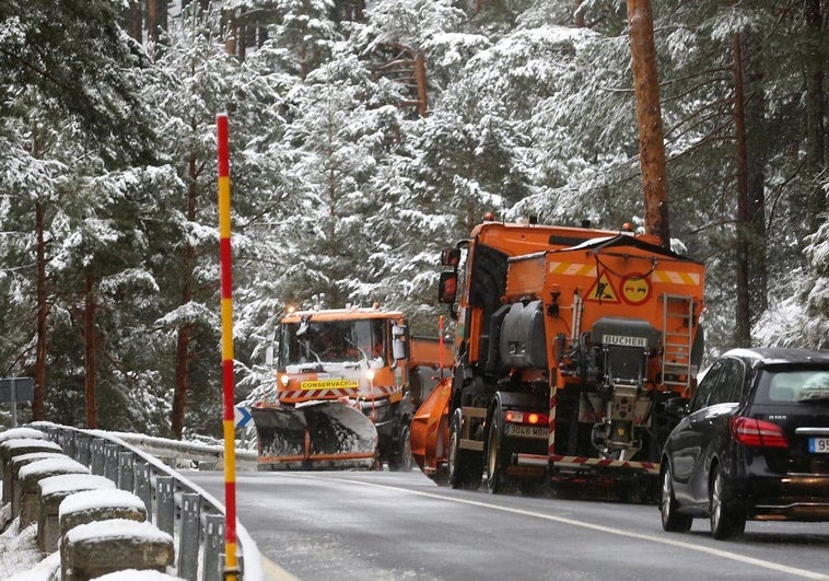 Fotos: la nieve complica la circulación en Navacerrada