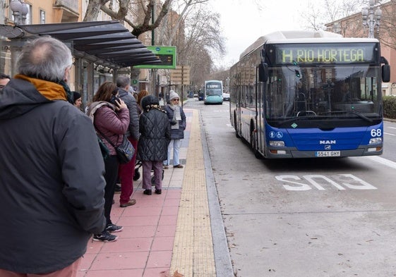 Usuarios aguardan la llegada de un bus urbano en Valladolid, en una imagen de archivo.