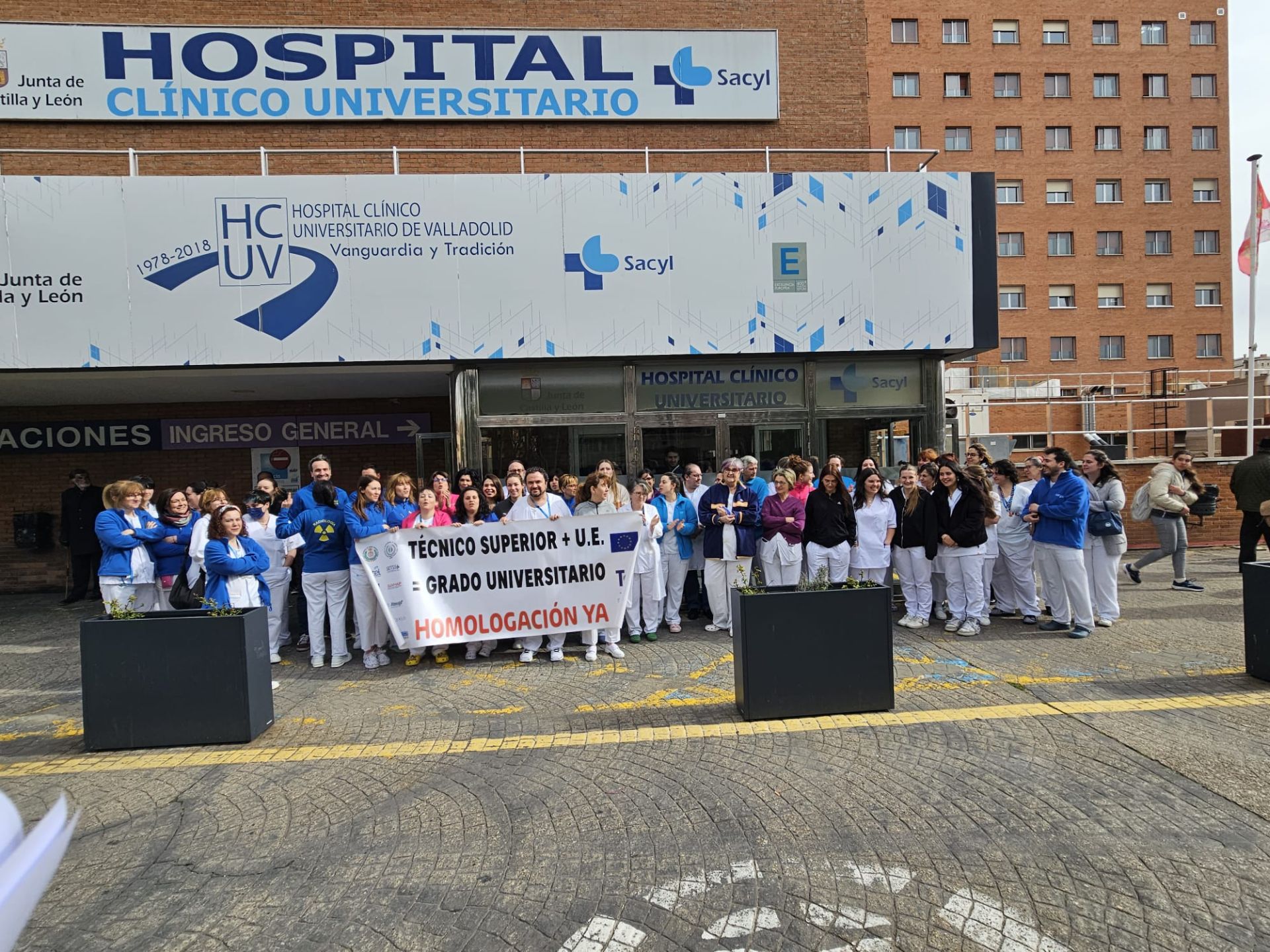 Protesta de los técnicos sanitarios antes el Hospital Clínico el pasado mes de febrero.