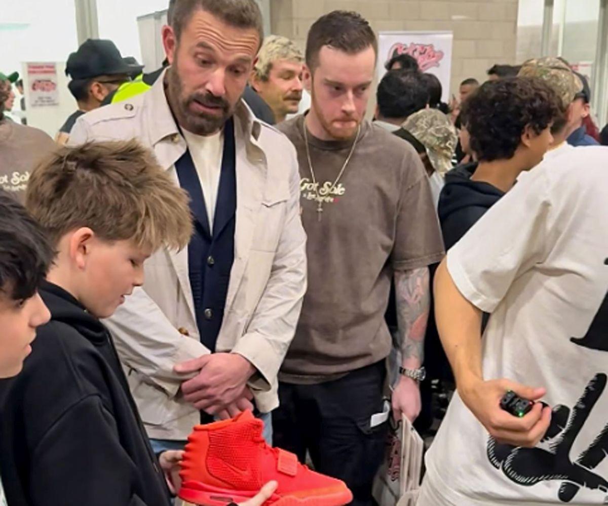Ben Affleck con su hijo Samuel y la famosa zapatilla.