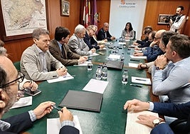 La directora general de Atención al Ciudadano preside la reunión en la Delegación de la Junta.
