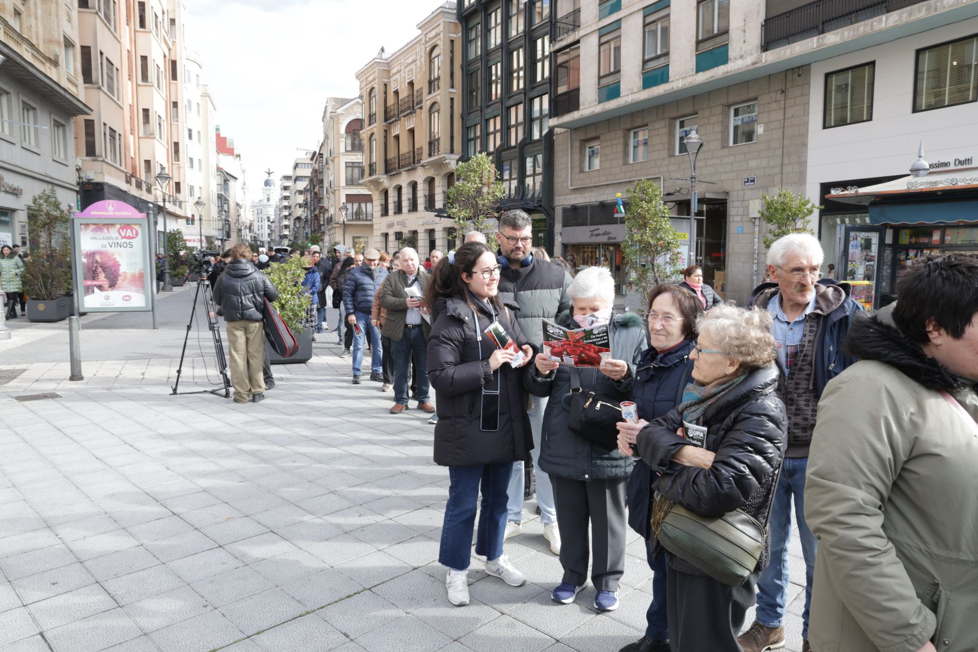 Así ha sido la entrega de las fresas gratis en la plaza de Zorrilla