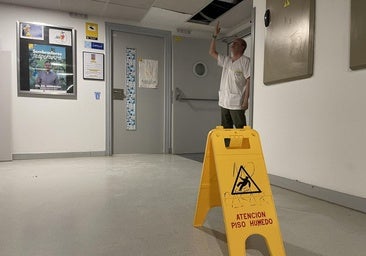 Una tubería picada causa la aparatosa fuga de agua en el Hospital de Segovia