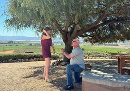 Rick Harrison le pide matrimonio a su novia.