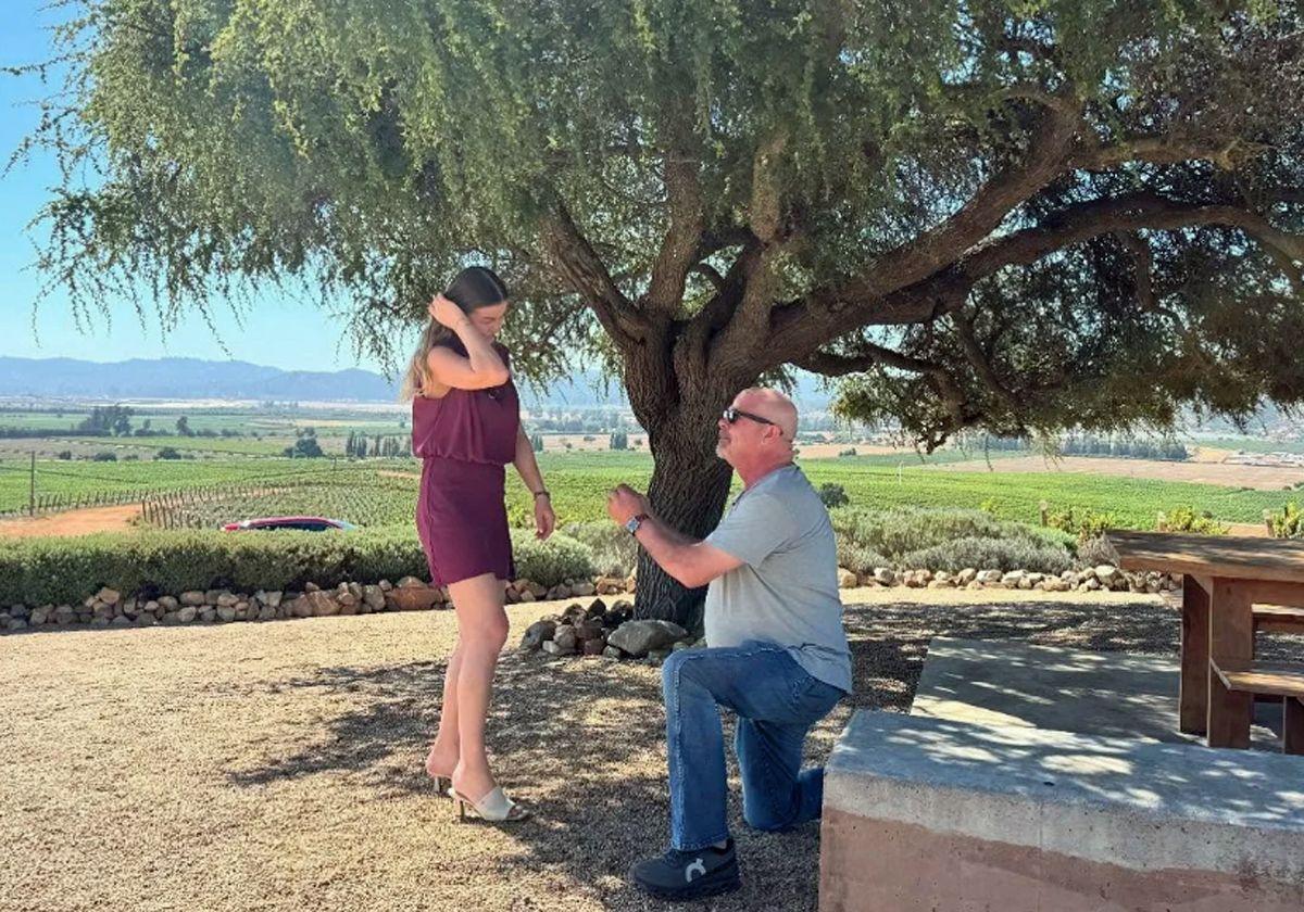 Rick Harrison le pide matrimonio a su novia.