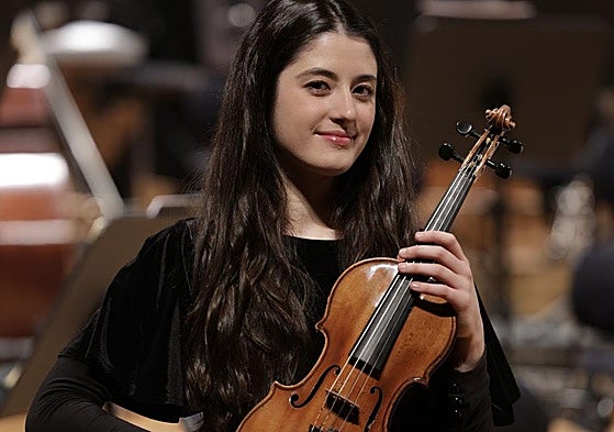 María Dueñas, con el 'gagliano' de 1734 que toca.