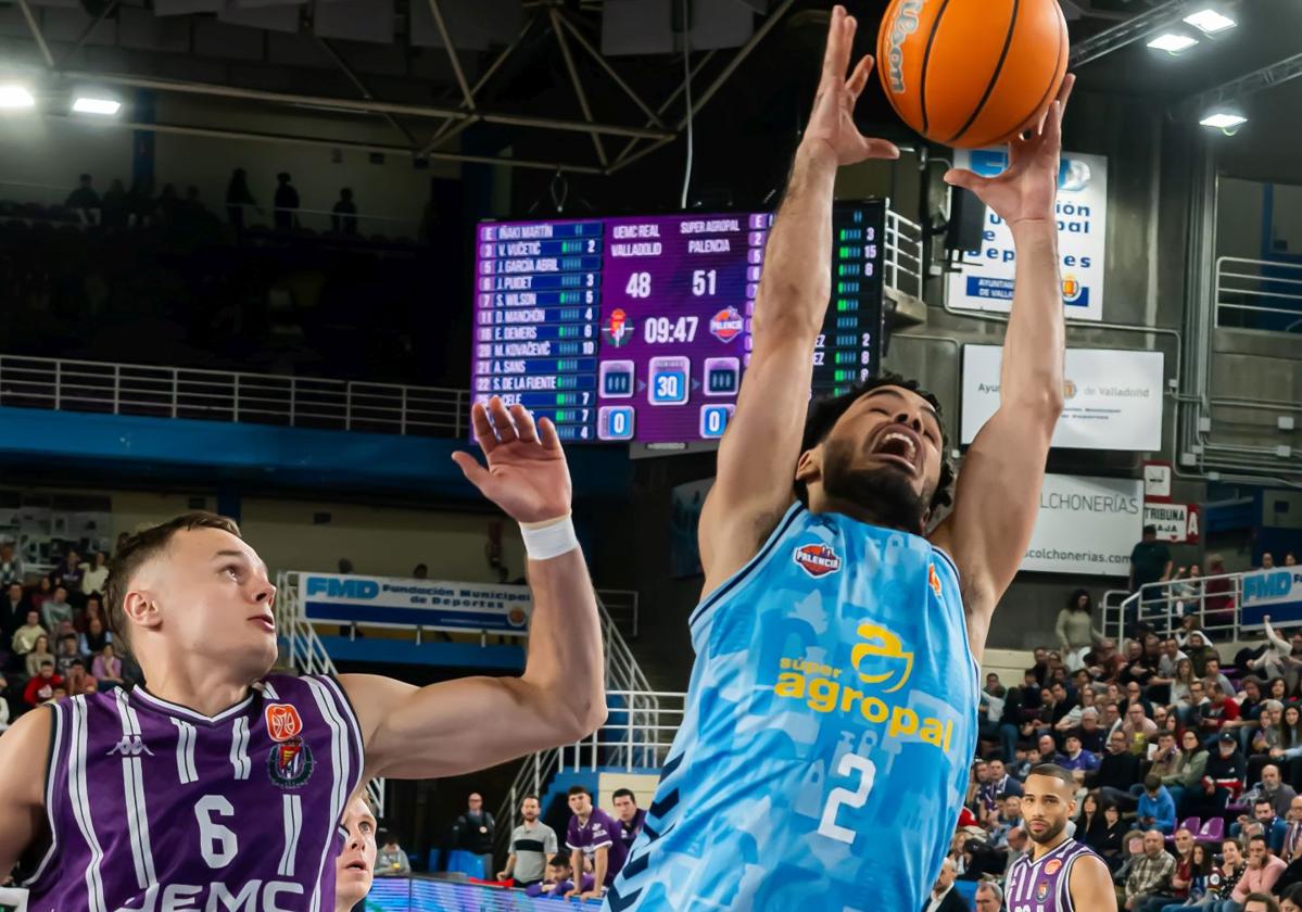 Alec Wintering intenta capturar un balón ante Puidet, en el partido frente al Valladolid.