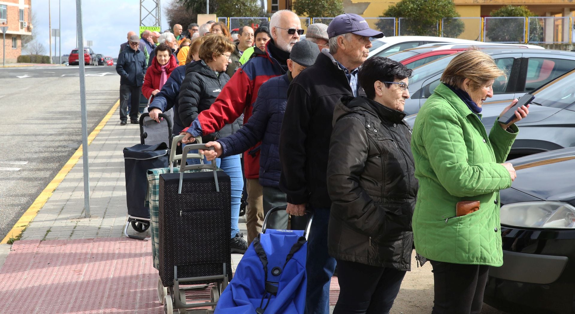 Segundo día de reparto de agua entre los vecinos de Segovia