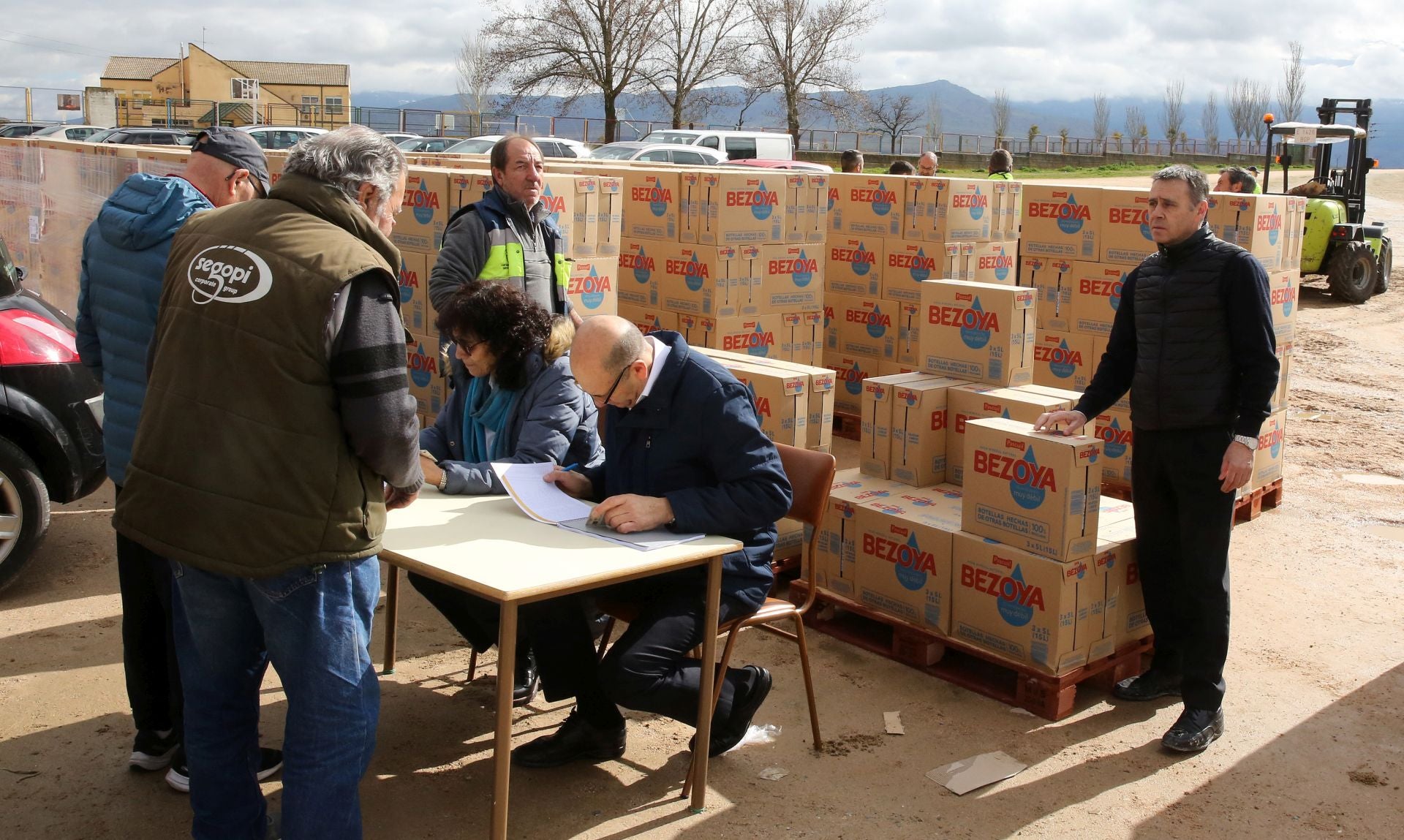 Segundo día de reparto de agua entre los vecinos de Segovia