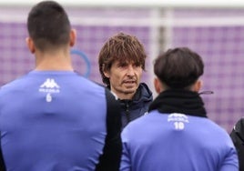 Álvaro Rubio se dirige a sus jugadores durante la sesión de entrenamiento del pasado lunes en los Anexos.