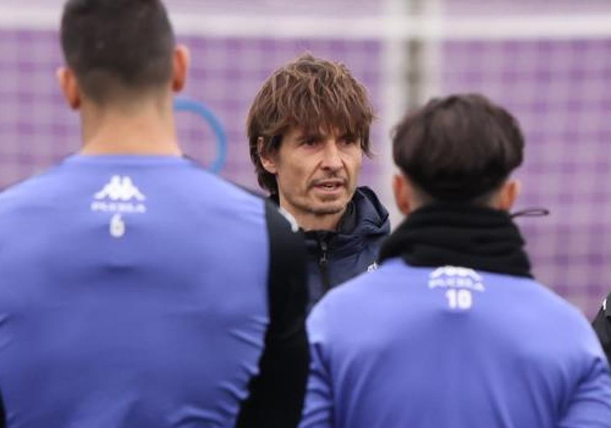 Álvaro Rubio se dirige a sus jugadores durante la sesión de entrenamiento del pasado lunes en los Anexos.