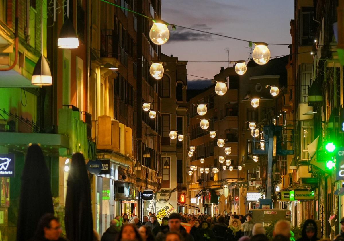 Las imágenes del medio millar de luces led que iluminan la calle Mantería