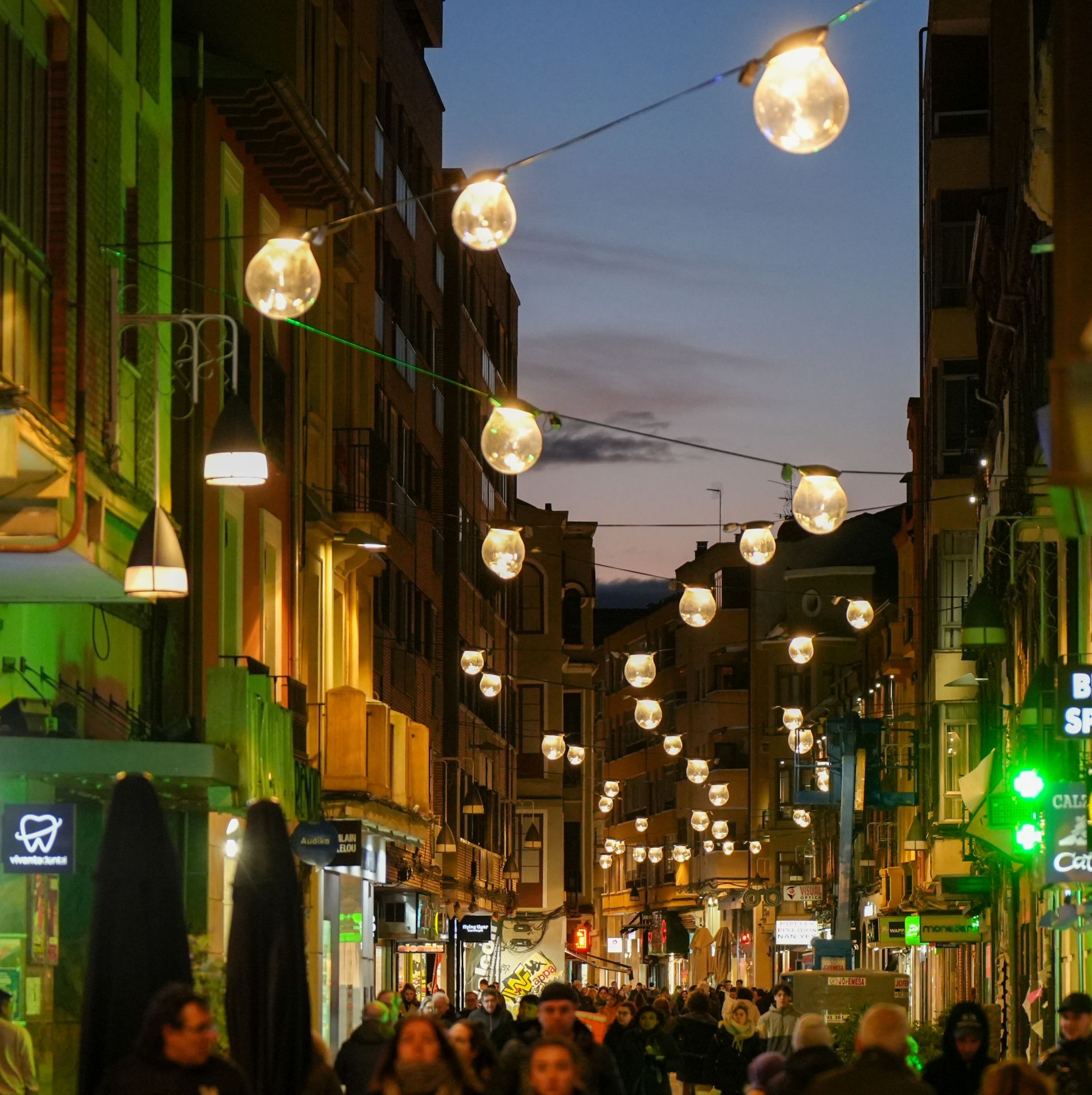 Las imágenes del medio millar de luces led que iluminan la calle Mantería