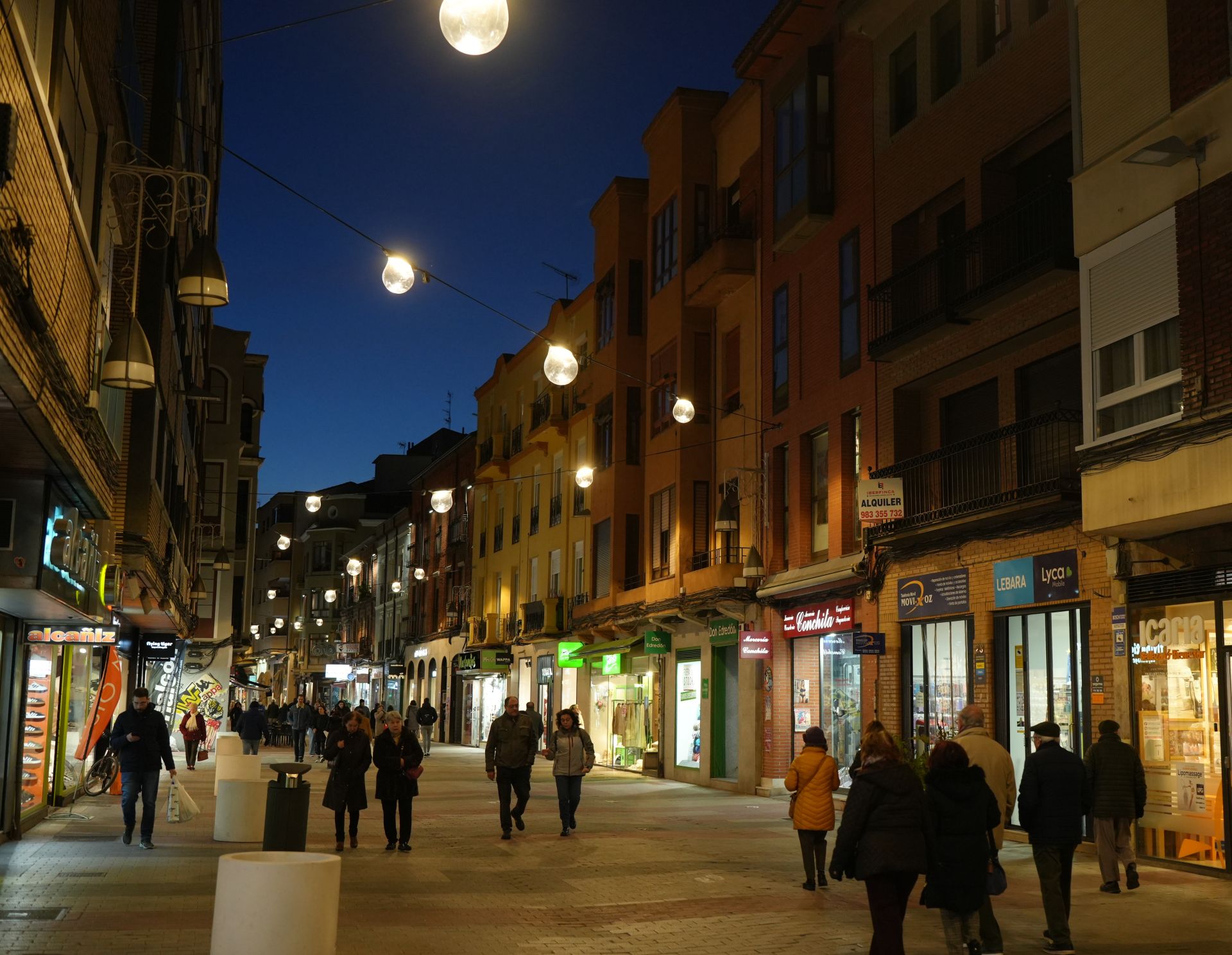 Las imágenes del medio millar de luces led que iluminan la calle Mantería
