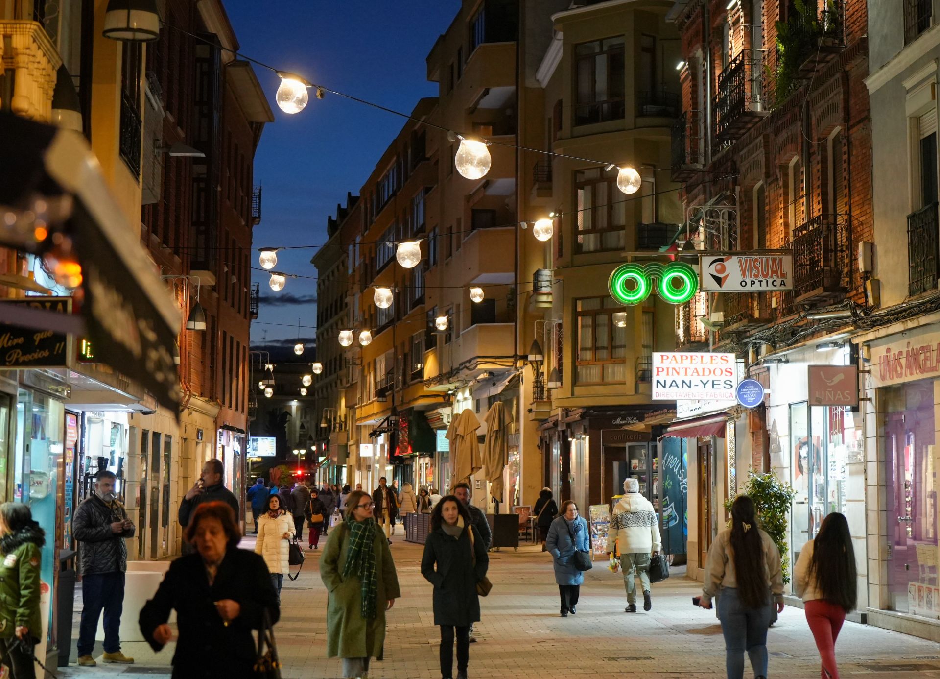 Las imágenes del medio millar de luces led que iluminan la calle Mantería
