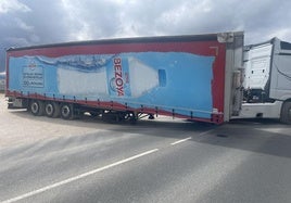 El camión, atascado en el medio de la carretera entre Trescasas y San Cristóbal de Segovia.