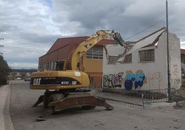 Derribo de la nave donde se construirá el centro de salud de Cuéllar.