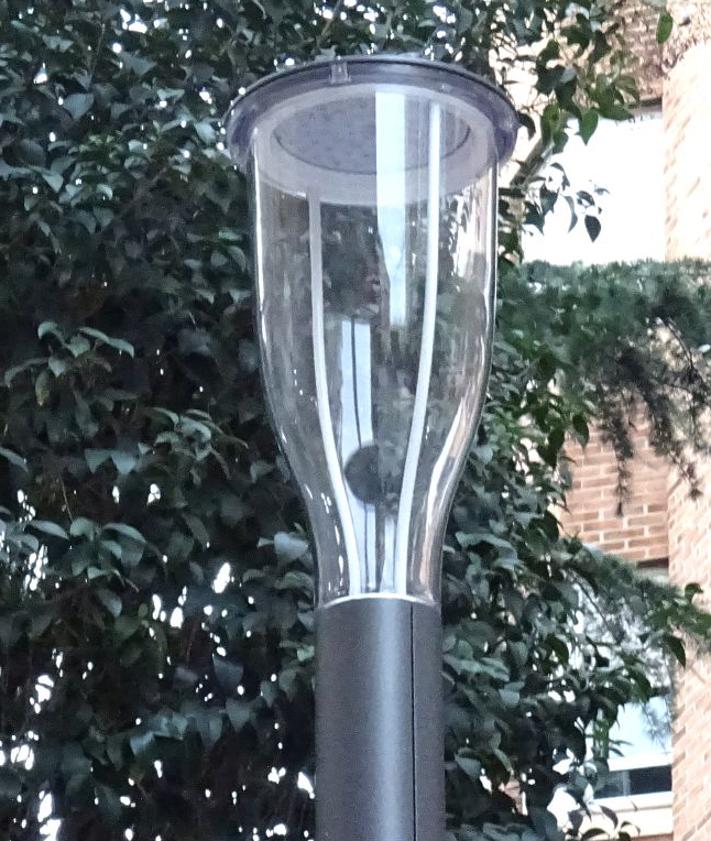 Imagen secundaria 2 - Arriba, la malla de luces colgantes de la calle Mantería antes de su encendido. Debajo, a la izquierda, detalle de una de las 'gotas' y, detrás, de los focos ornamentales en la fachada del número 13. A la derecha, la luminaria de las nuevas farolas de la plazoleta de San Andrés.