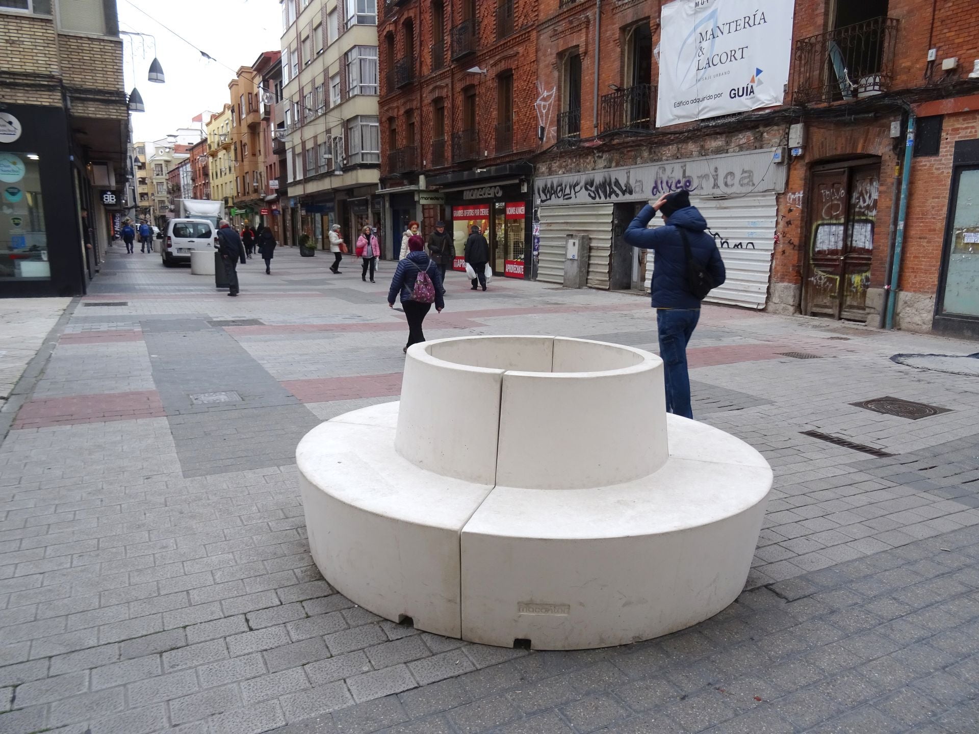 Las imágenes del medio millar de luces led que iluminan la calle Mantería