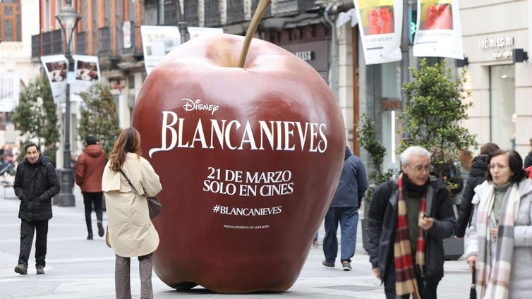 Escultura de la manzana envenenada de la pelicula 'Blancanieves', situada en la calle Santiago