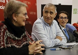 Fabiola Merino y Nicolás García, dos de los fundadores, con Alberto Arzúa, el presidente de la UCE los últimos veinte años.