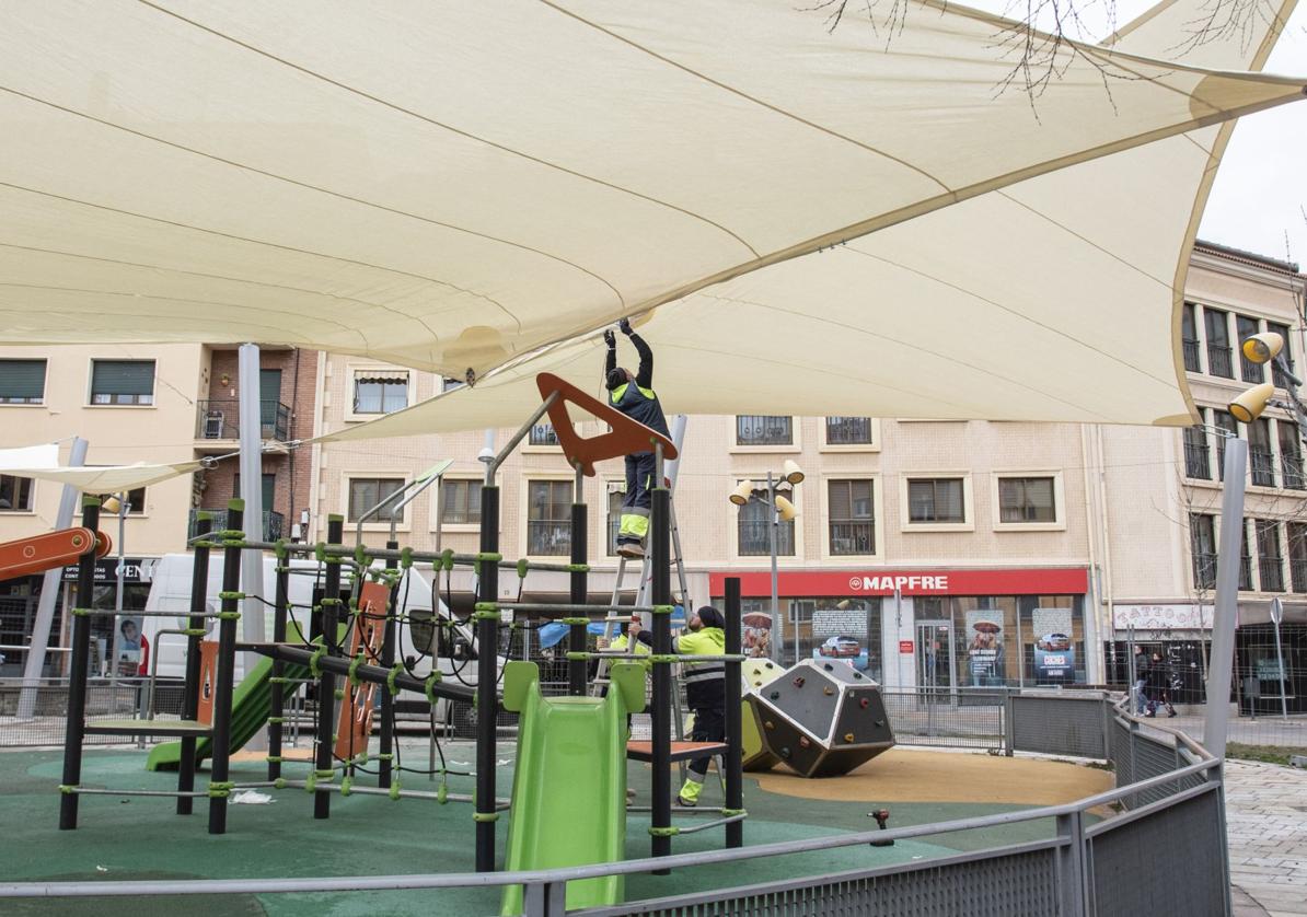 Toldos instalados en la plaza de Somorrostro.