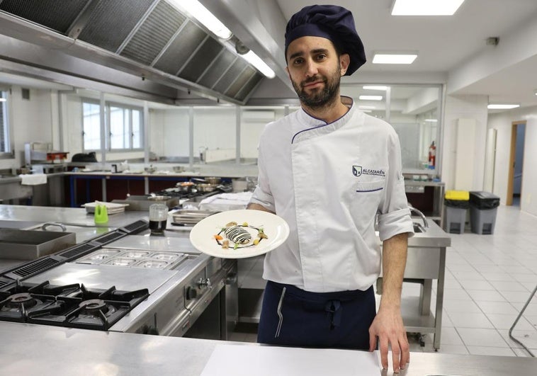 El cocinero y profesor Víctor Sanz con el plato