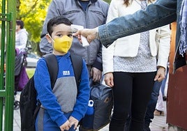 Un escolar acceder a su colegio en septiembre de 2020, en el retorno a la educación presencial tras el confinamiento.