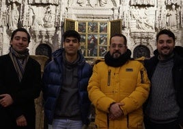 Yago Rejón, Álvaro Martínez y Javier Calderón, con el guía Rubén Fernández, segundo por la derecha, en el Trascoro de la Caredral de Palencia.