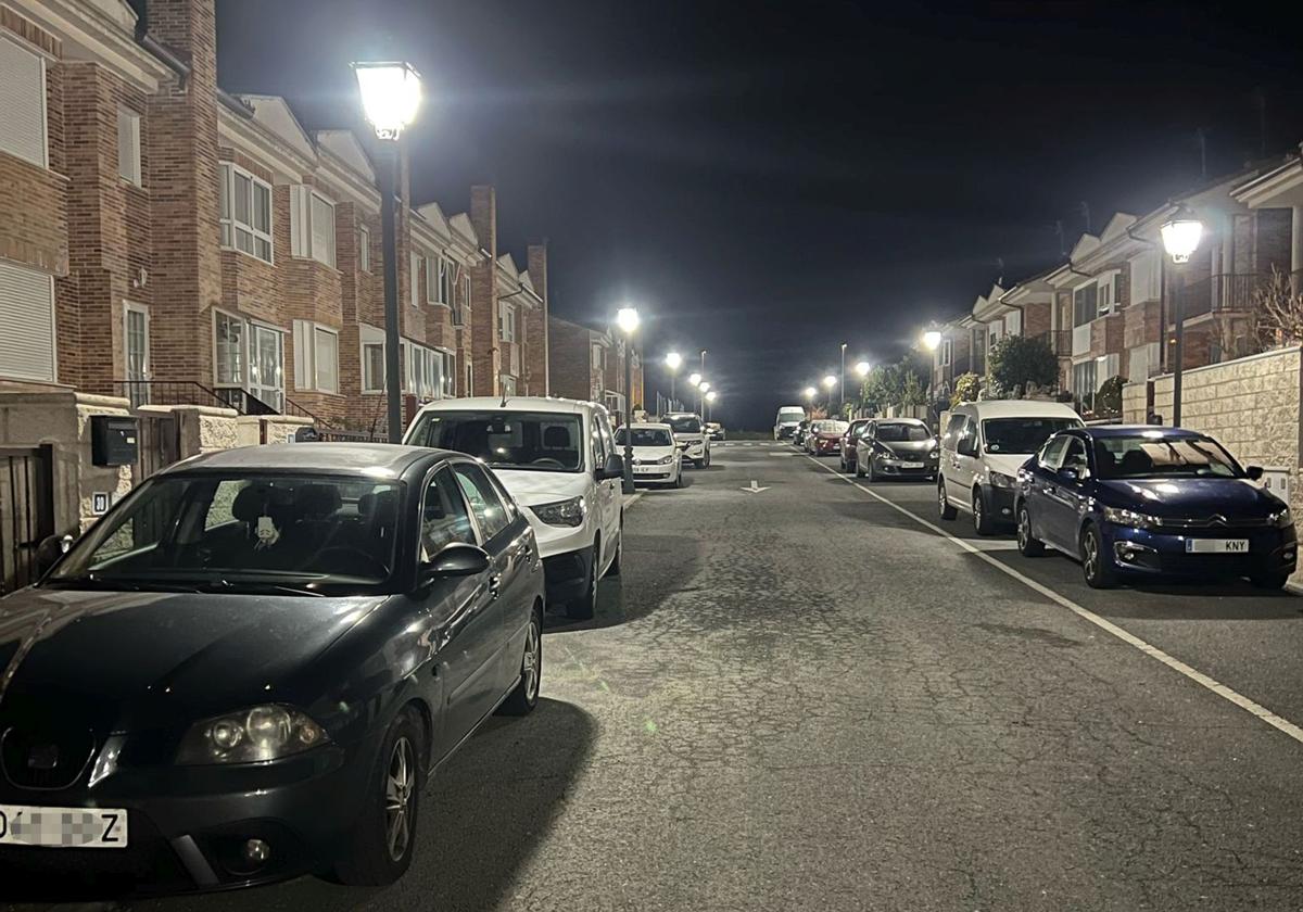 El «acoso» por aparcar en la acera de sus chalés en un pueblo de Segovia
