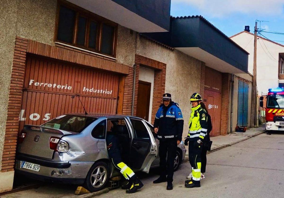 Labores de los Bomberos de la Diputación y de la Policía Local de Íscar para rescatar a la mujer herida.