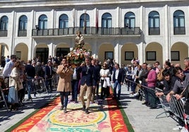 Procesión desfilando por una las grandes alfombras elaboradas con serrín de colores para honrar a San José.