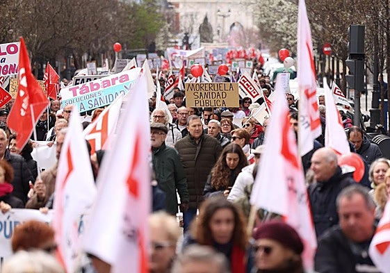 Vista parcial de la marcha en defensa de la sanidad pública a su llegada a la Consejería de Sanidad.