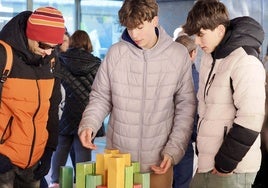 Numerosos vallisoletanos se acercaron a resolver retos matemáticos con los alumnos de Estalmat