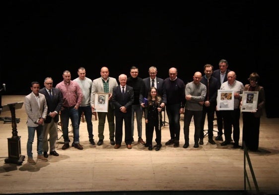 Los presidentes de las tres hermandades, con las partituras, junto a los compositores.