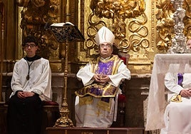El arzobispo, Luis Argüello, observa la cúpula