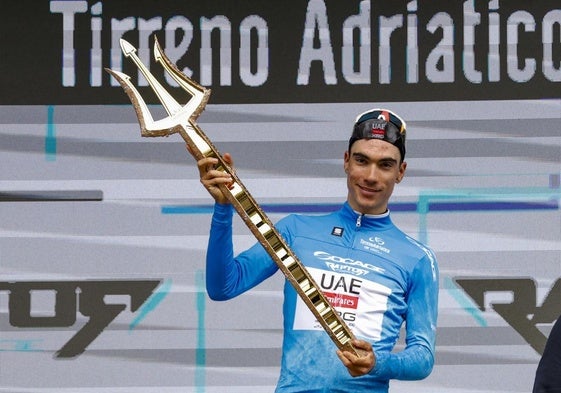 Juan Ayuso posa en el podio de la Tirreno-Adriático con el tridente de ganador.