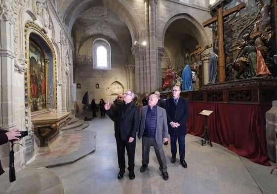 El consejero de Cultura, Turismo y Deporte, Gonzalo Santonja, ddurante su visita a la Catedral de Zamora acompañado por autoridades eclesiásticas.