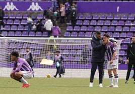 Raúl Moro es consolado por un jugador del Celta, con Aznou agachado muy cerca.