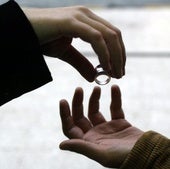 Una muer deposita en la mano de su expareja el anillo de casados.