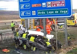 Los Bomberos auxilian a una de las ocupantes del turismo siniestrado en la A-6.