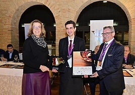 Adrián Navarro recibe el premio de manos de la presidenta de la Diputación, nombrada sumillera de honor, y el presidente de la Asociación de Sumilleres de Castilla y León.