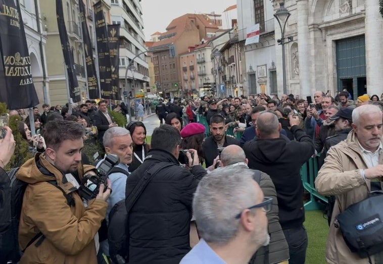 Topuria, a su llegada al Teatro Calderón, rodeado de fotógrafos.