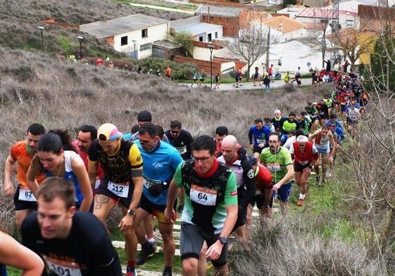 Corredores participantes en el trail iniciando el ascenso al castillo.