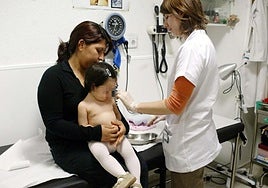 Vacunación frente al sarampión de una niña en una consulta pediátrica.